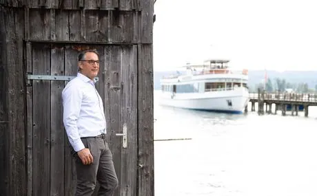 Sebastian Morgner an einem Bootshaus am Ammersee