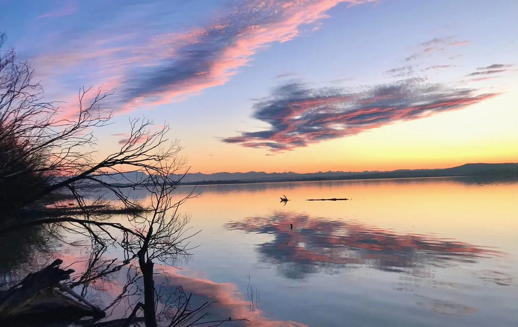 Weiter Blick über den Ammersee bis zur Alpenkette am Horizont